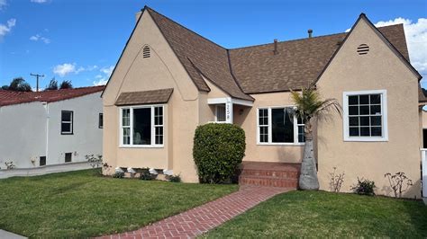 “Well‑kept Ventura County home with fresh landscaping, clean entryway, and simple staging, showing how proper home preparation can attract more buyers and increase sale price.”